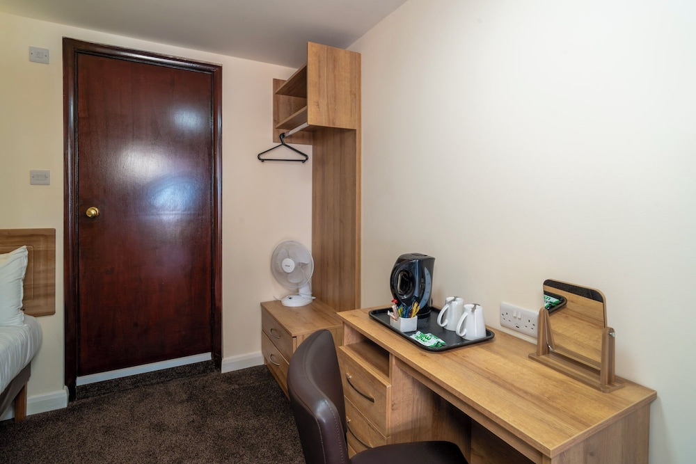 Russ Hill Hotel Gatwick 51/62