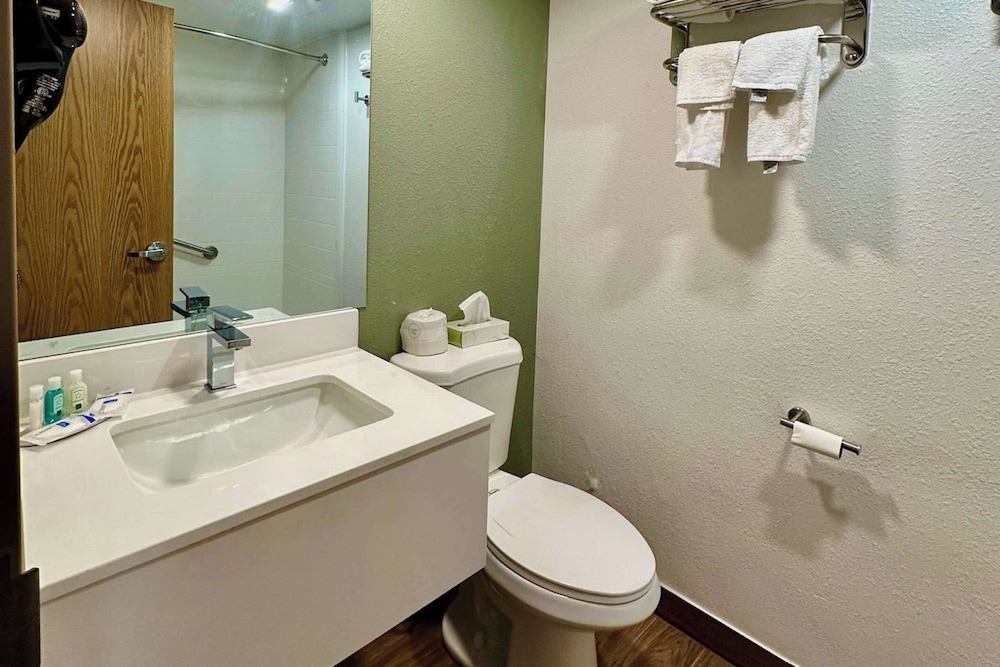 جناح بسرير كينج، Quality Inn & Suites Albany Airport 2/2