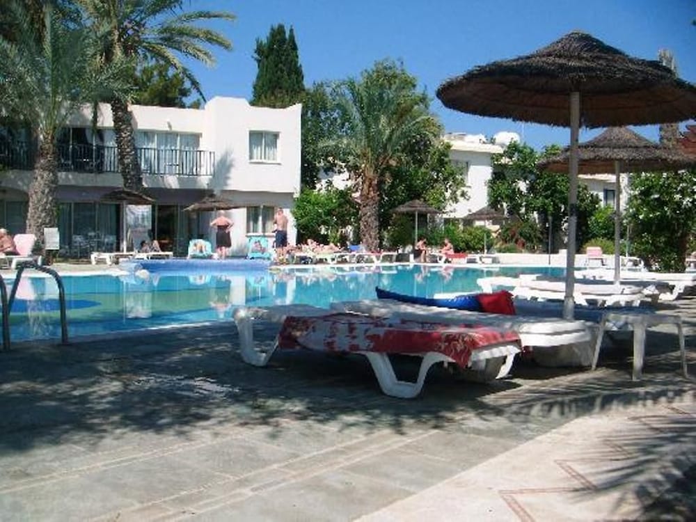 Paphos Gardens Apartments 9/91