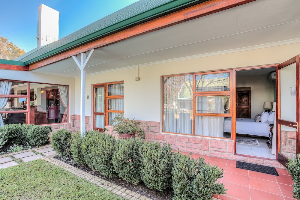 Sunninghill Guest Lodge 32/36