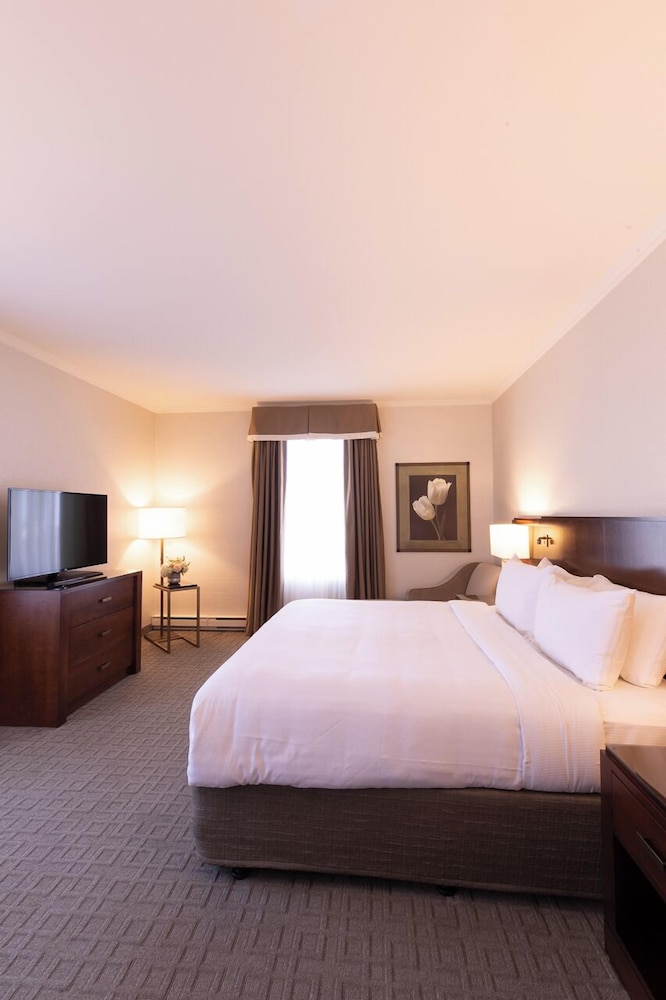 Lord Elgin Hotel 24/71