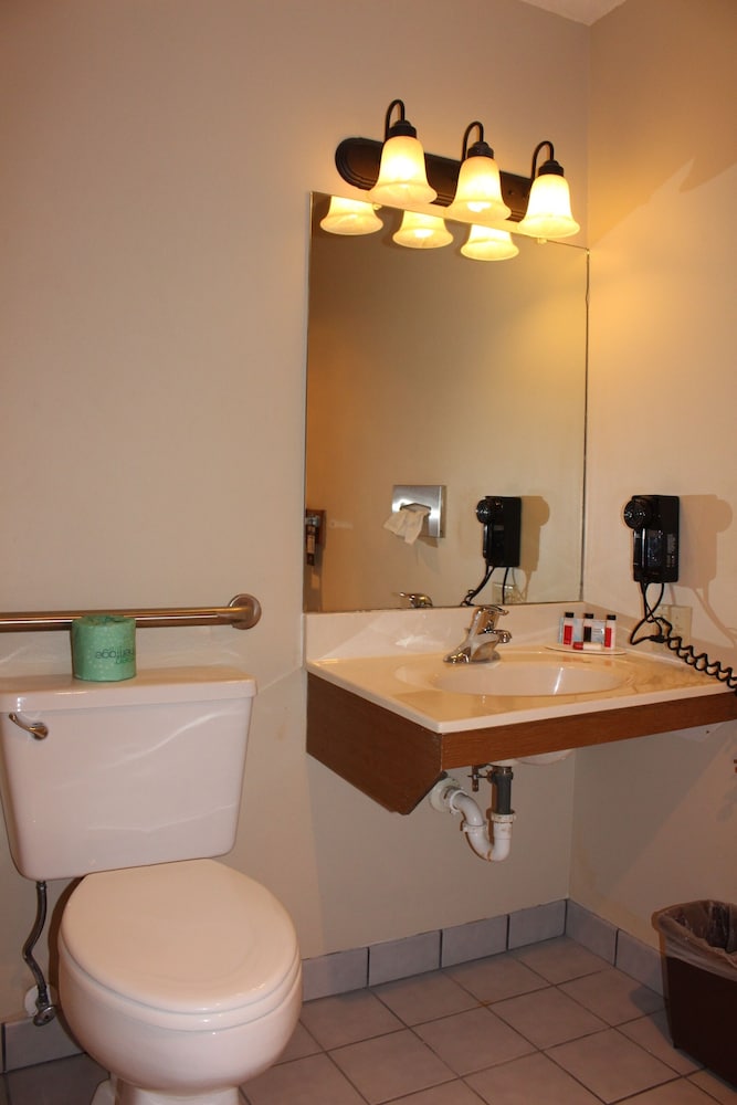 Super 8 by Wyndham Chamberlain SD 35/38
