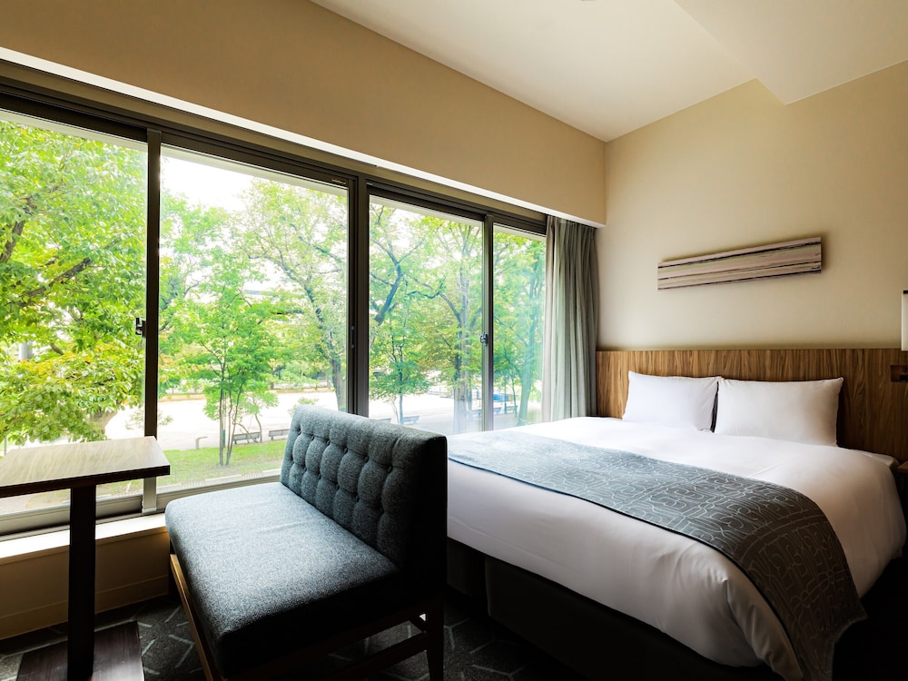 Renovated, Queen Bed, Park View