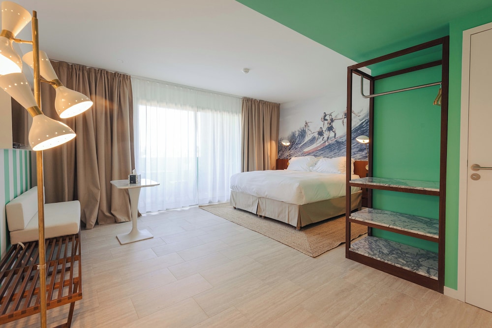 Rose, Mixed Dorm, Suite, Queen Bed, Sofa