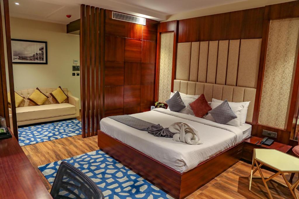 Super, Deluxe, King Bed, City View