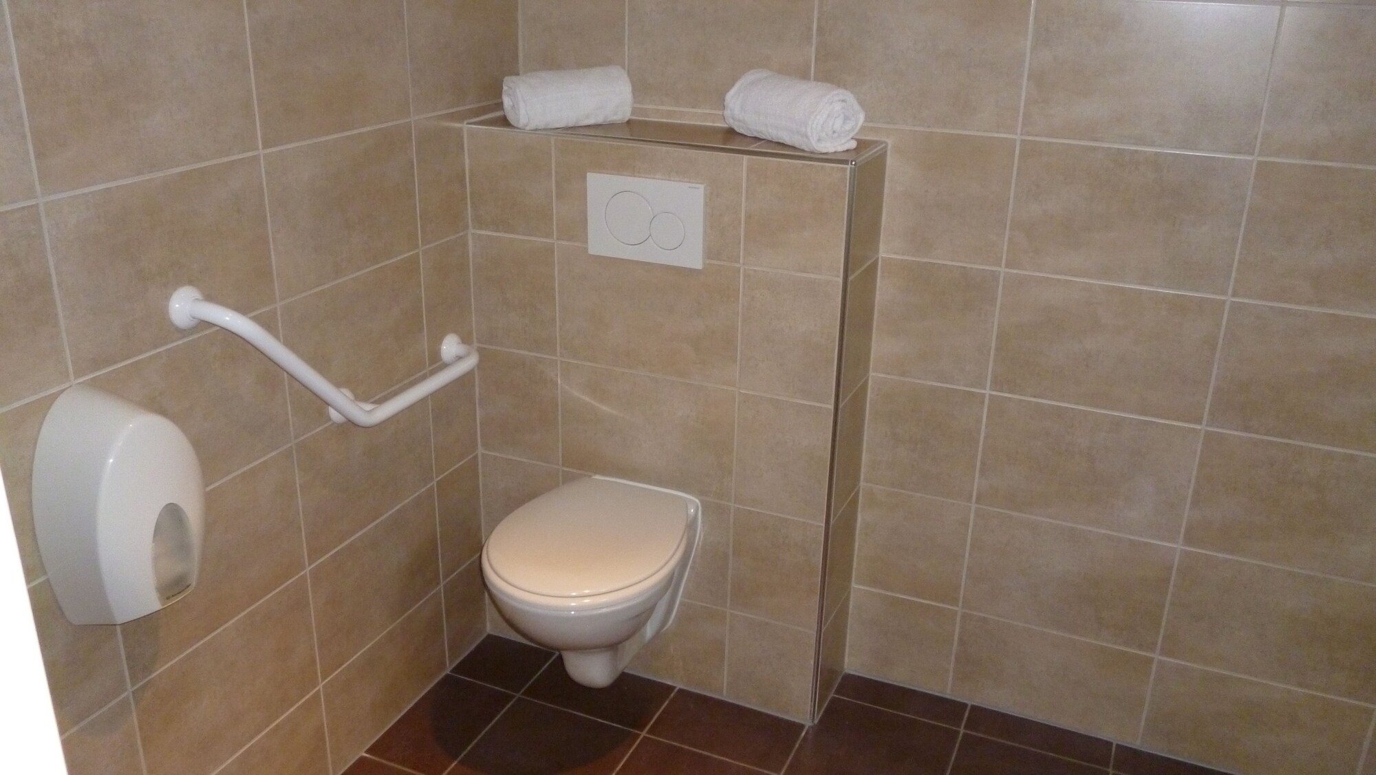 غرفة ثلاثية، Escatel Hotel 6/8