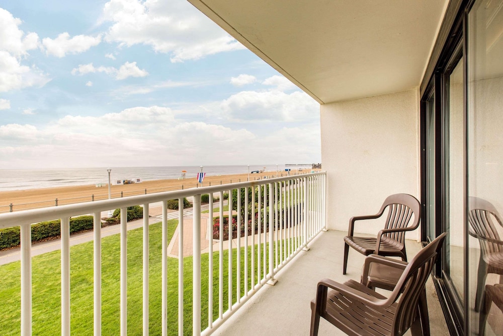 Coastal Hotel and Suites Virginia Beach - Oceanfront 17/29