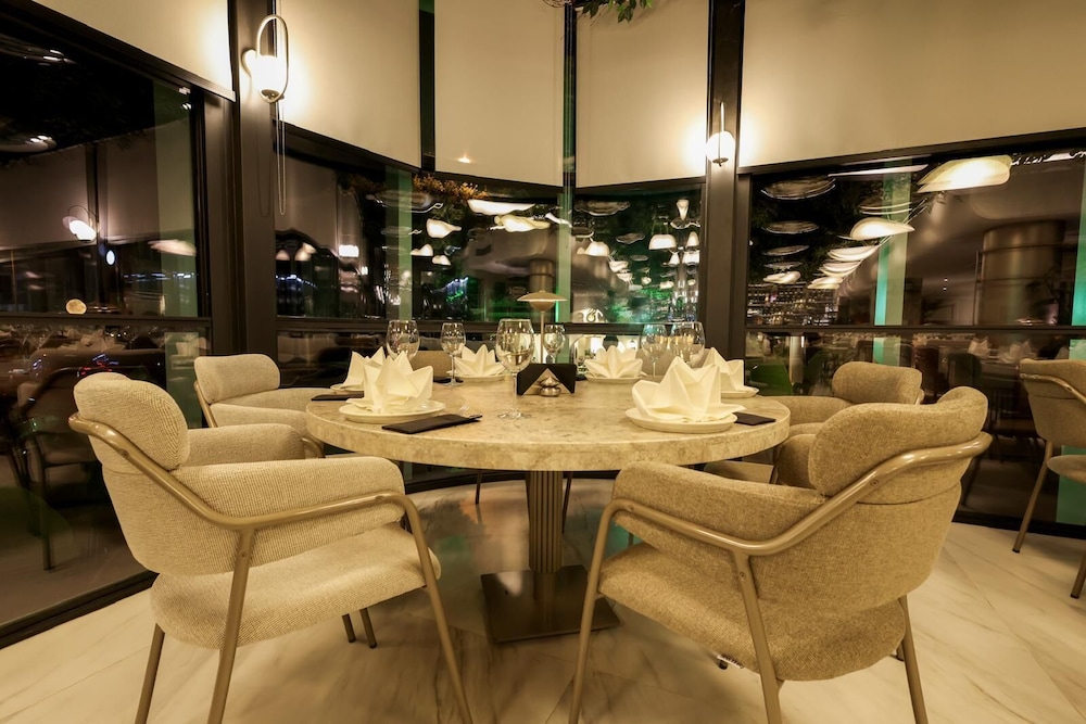 FOUR HILLS HOTEL 29/37