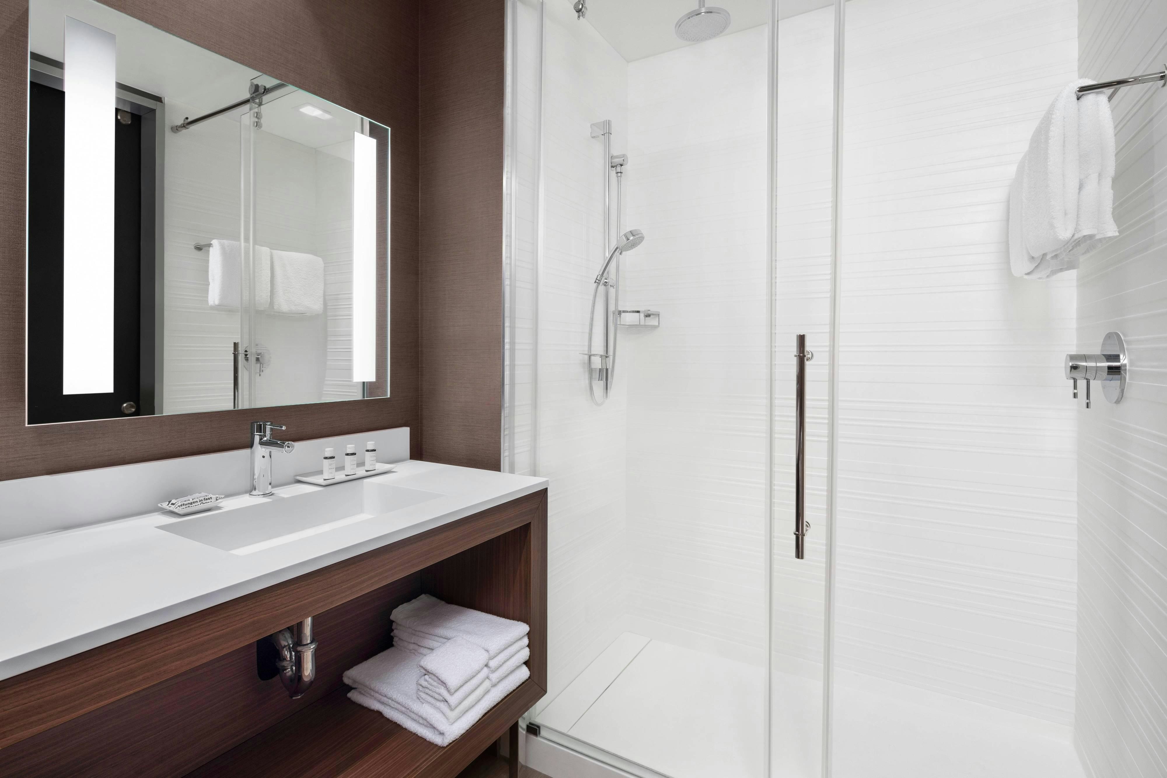 غرفة بسرير كينج، AC Hotel Pittsburgh Downtown 3/3