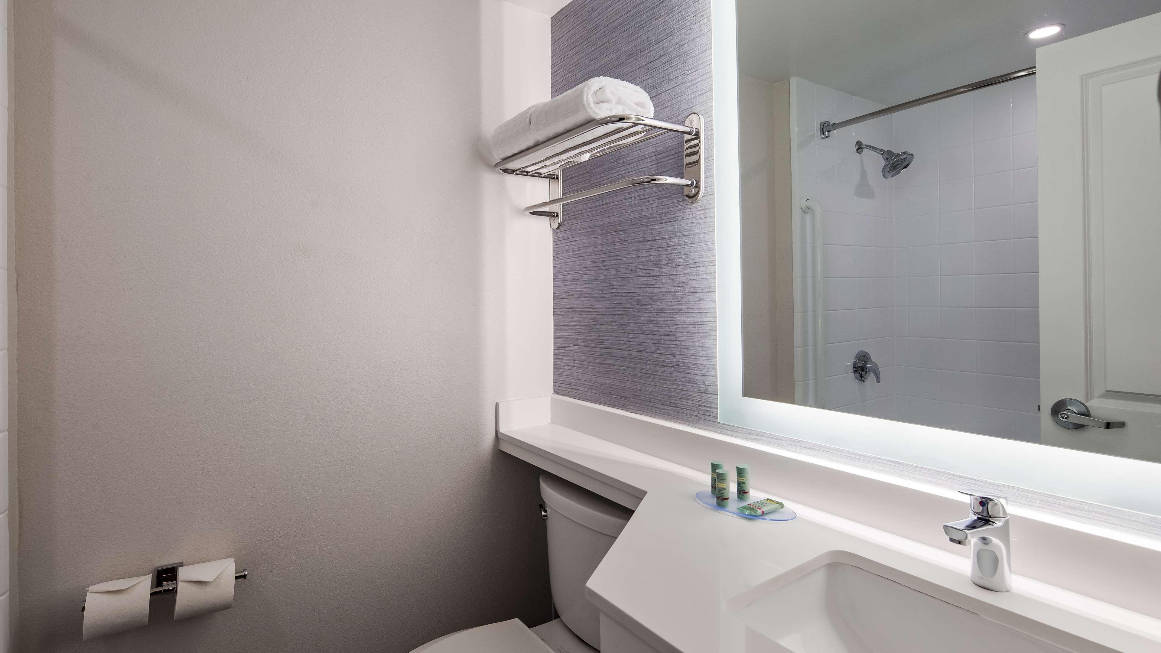 جناح بسرير كينج مع أريكة بحوض جاكوزي، Best Western Paramus Hotel & Suites 2/3