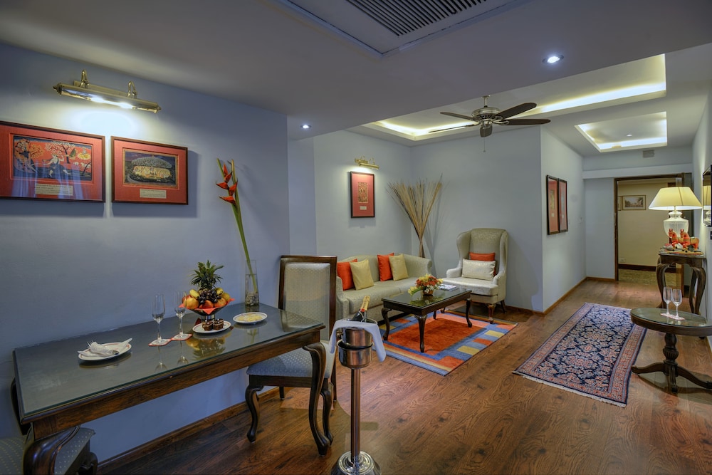 Clarks Hotel 30/50