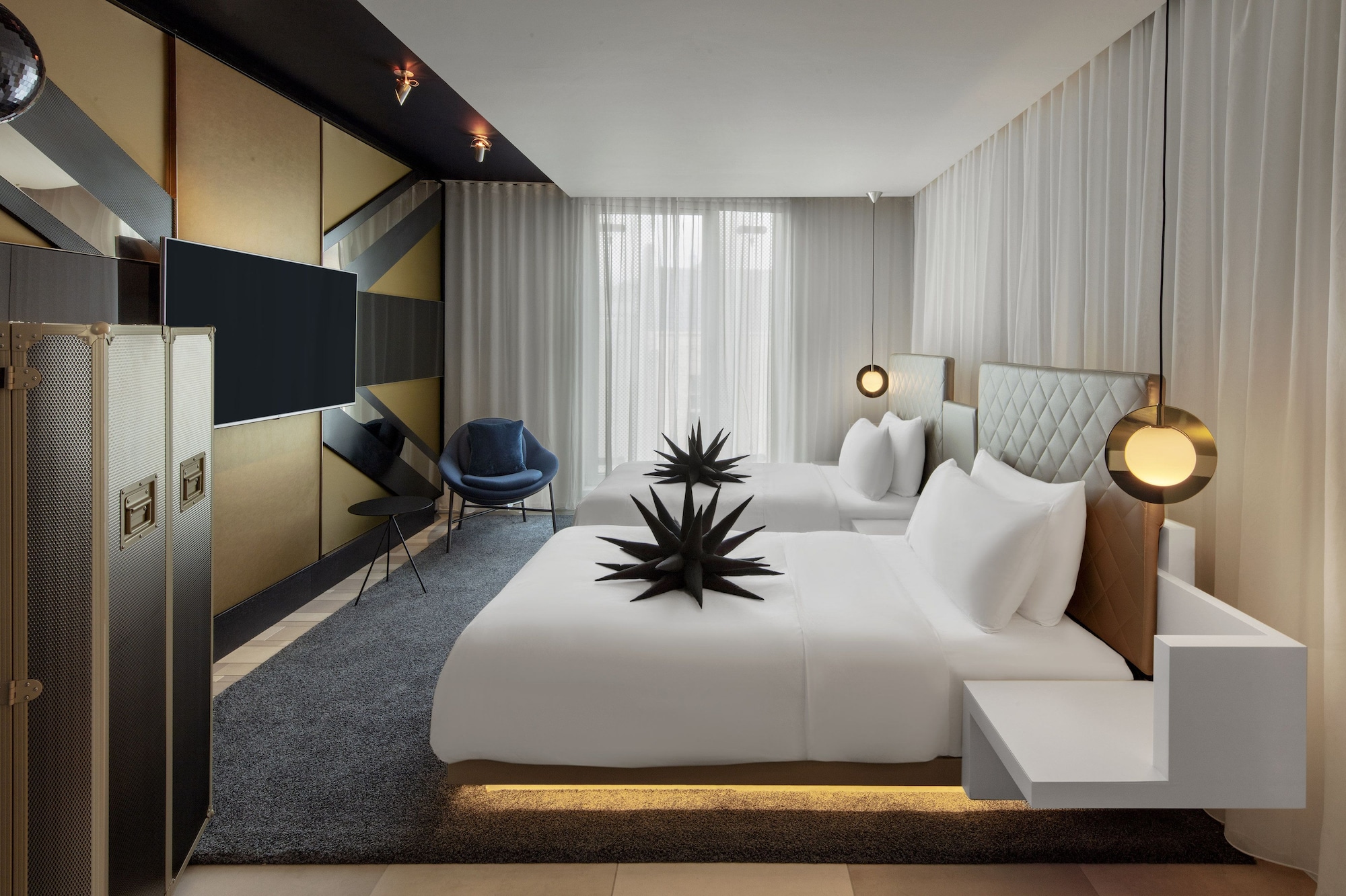 SPECTACULAR, KING BED