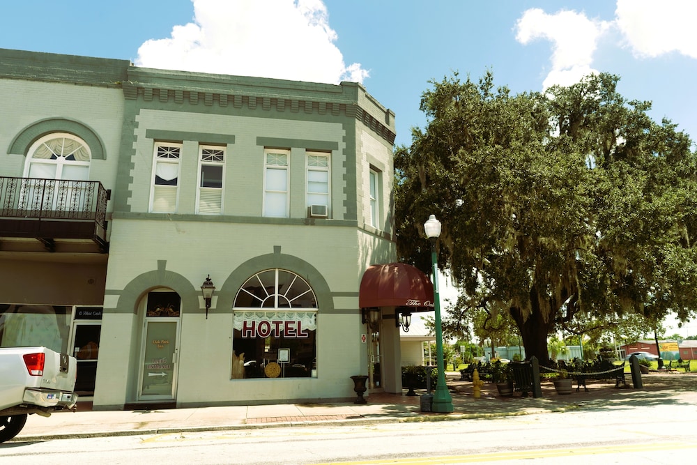 Oak Tree Hotel 1/80