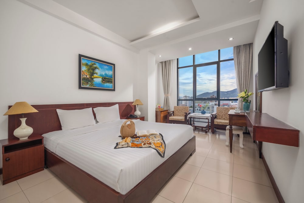 DELUXE, DOUBLE BED, CITY VIEW