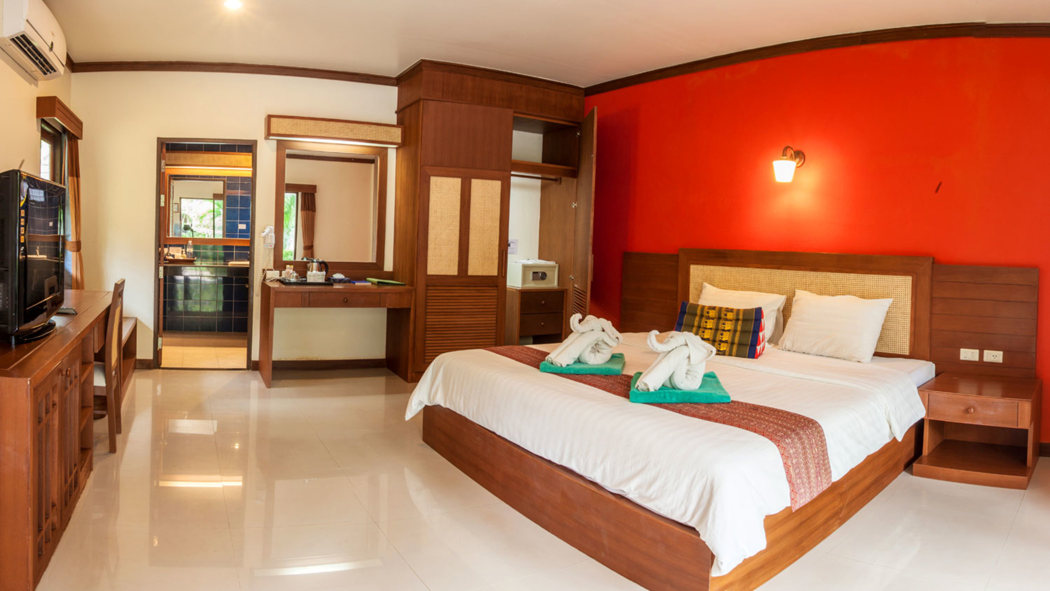 Hotel and Beach Bungalow at Lanta Resort 11/55