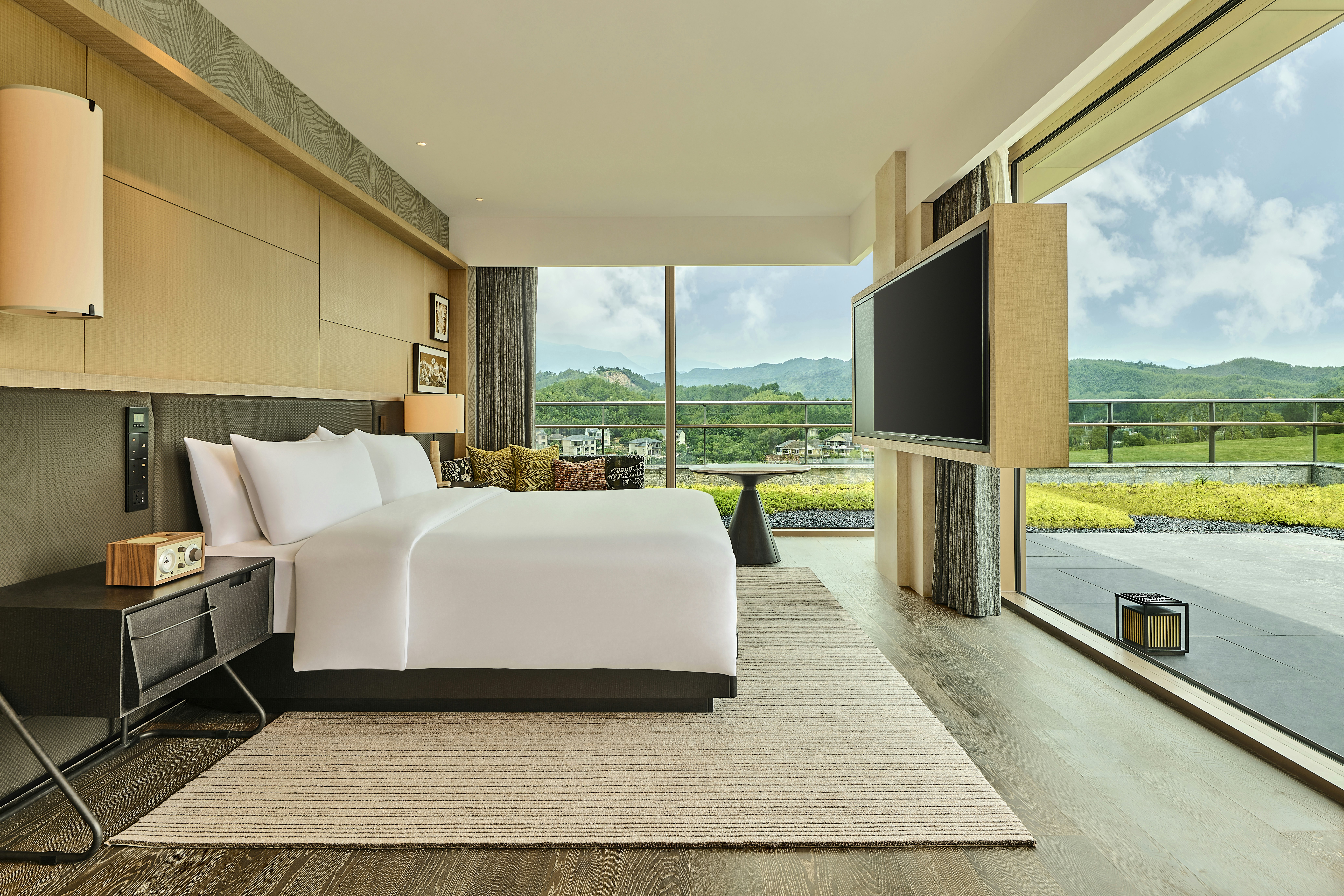 DELUXE, SUITE, KING BED