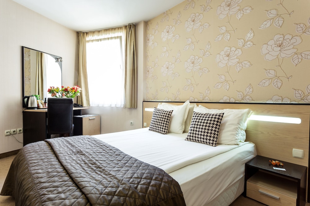 City Avenue Hotel 9/50
