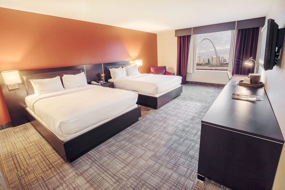 Arch, Deluxe, 2 Queen Beds, River View
