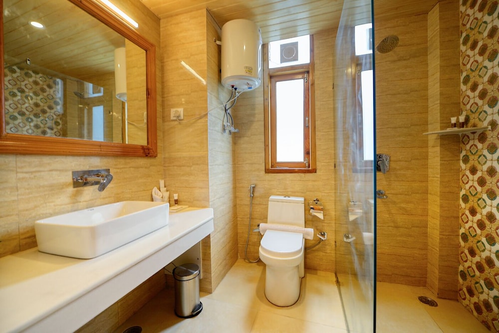 Clarks Inn Suites Manali 31/36
