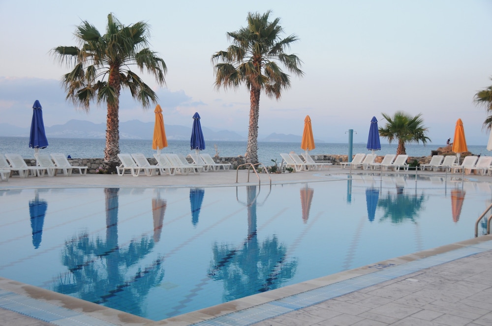 Irina Beach Hotel 60/68