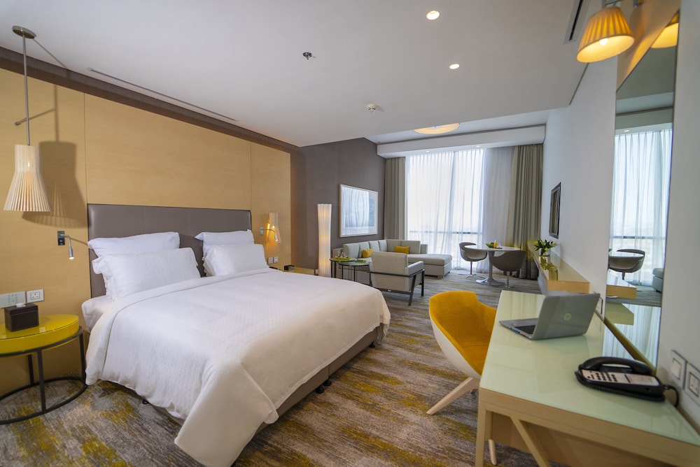 1 Bedroom, Suite, King Bed, Club Lounge Access