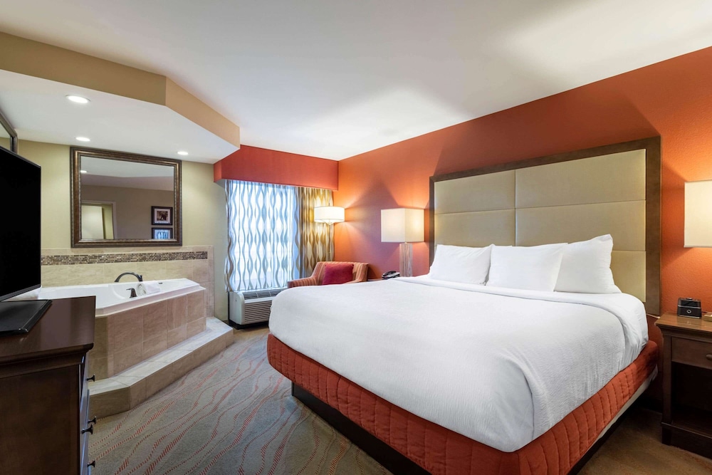 جناح بسرير كينج، La Quinta Inn Suites Pigeon Forge 6/10