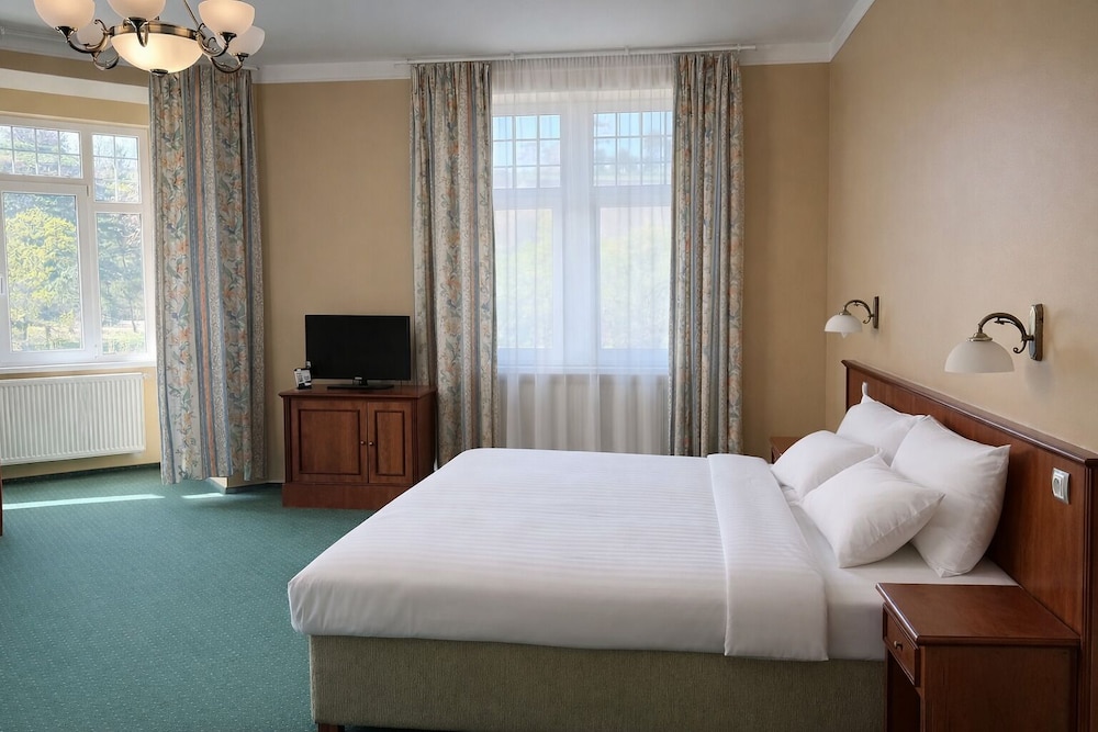 DELUXE, STUDIO, SUITE