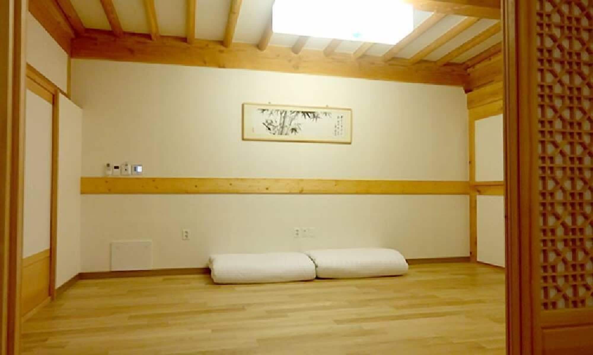 Ondol, Family, 4 Futon Beds