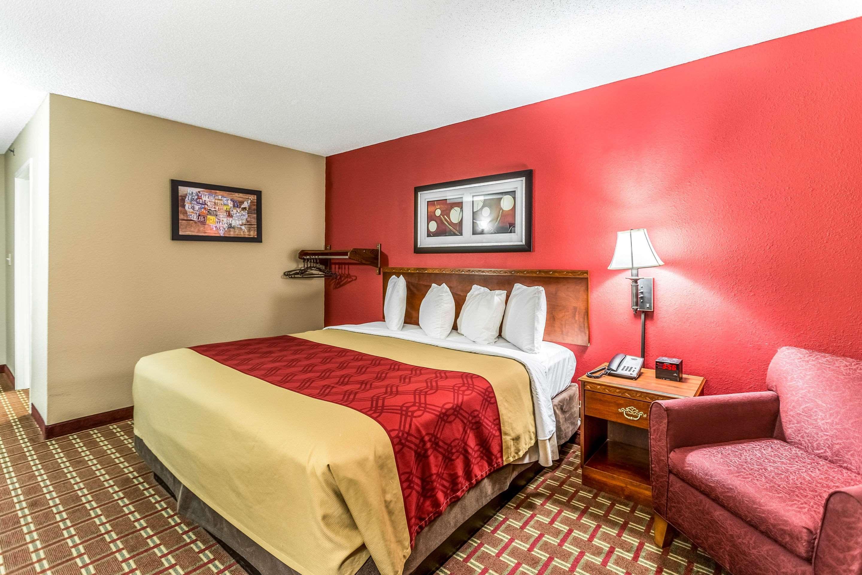 غرفة بسرير مزدوج، Econo Lodge Shelbyville KY 3/5