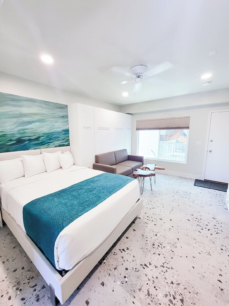 Palm, Junior, Studio, 1 Queen and 1 Murphy Bed, Queen Murphy Bed, Queen Bed