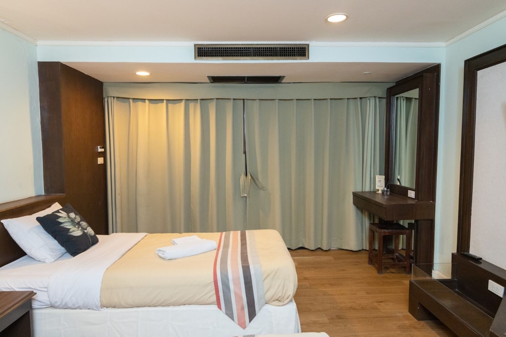 THE JOMTIEN TWELVE 5/46