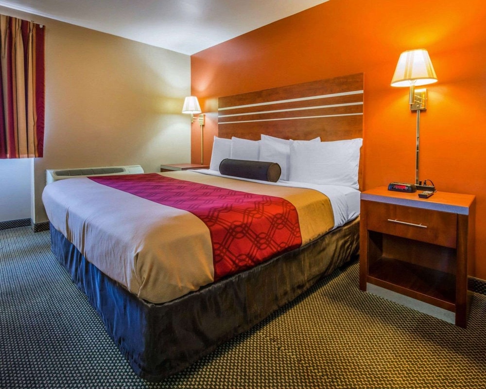 Standard, King Bed, Smoking, Econo Lodge Hermitage South 2/3