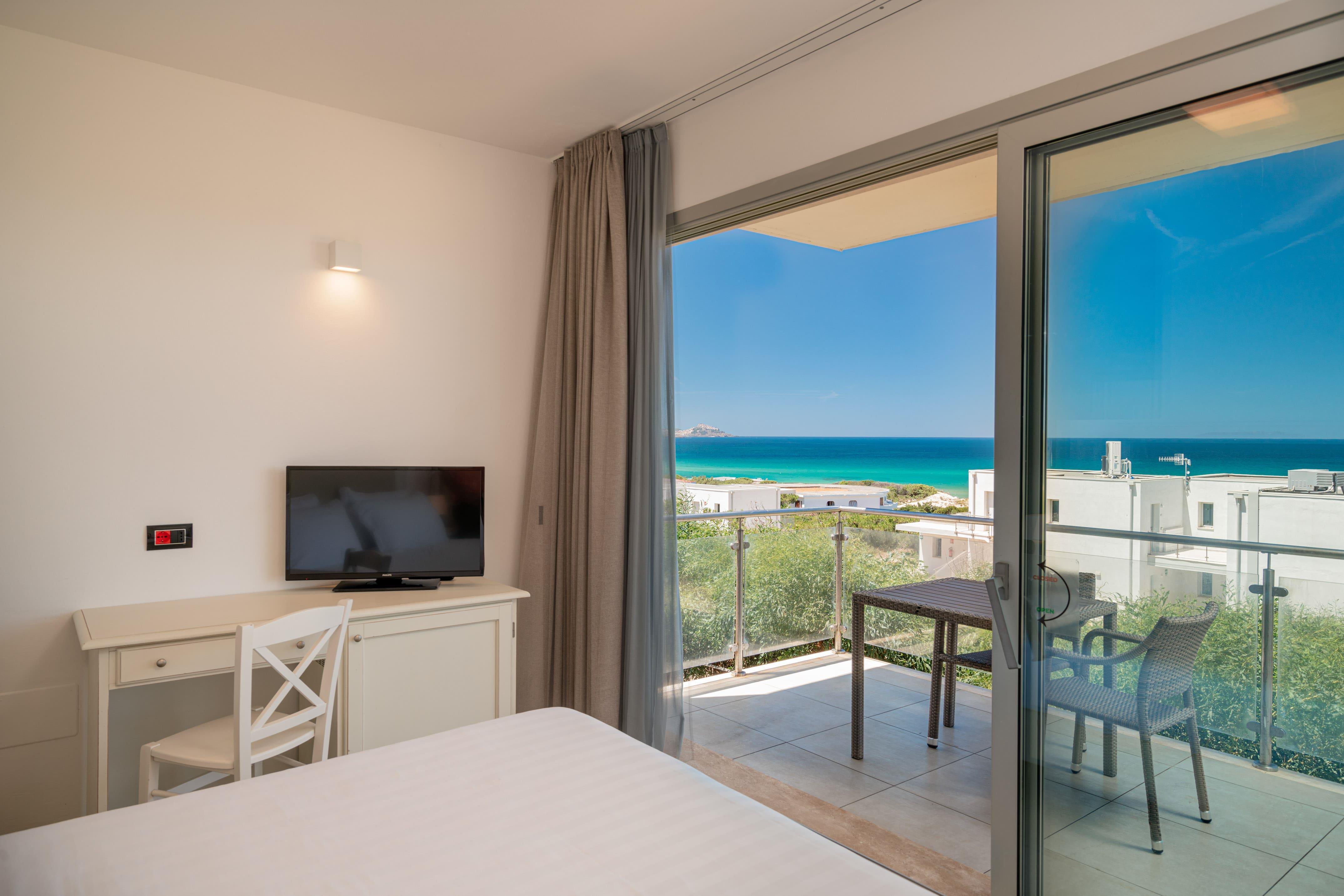 غرفة ثلاثية بإطلالة على البحر، Bellevue Sardinia Resort Affiliated by Melia 4/6