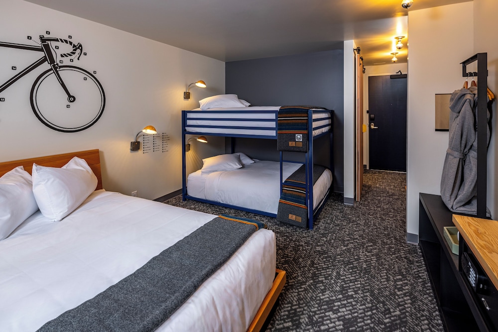 Room, 1 Queen and 2 Double Beds, Bunk Bed, Queen Bed