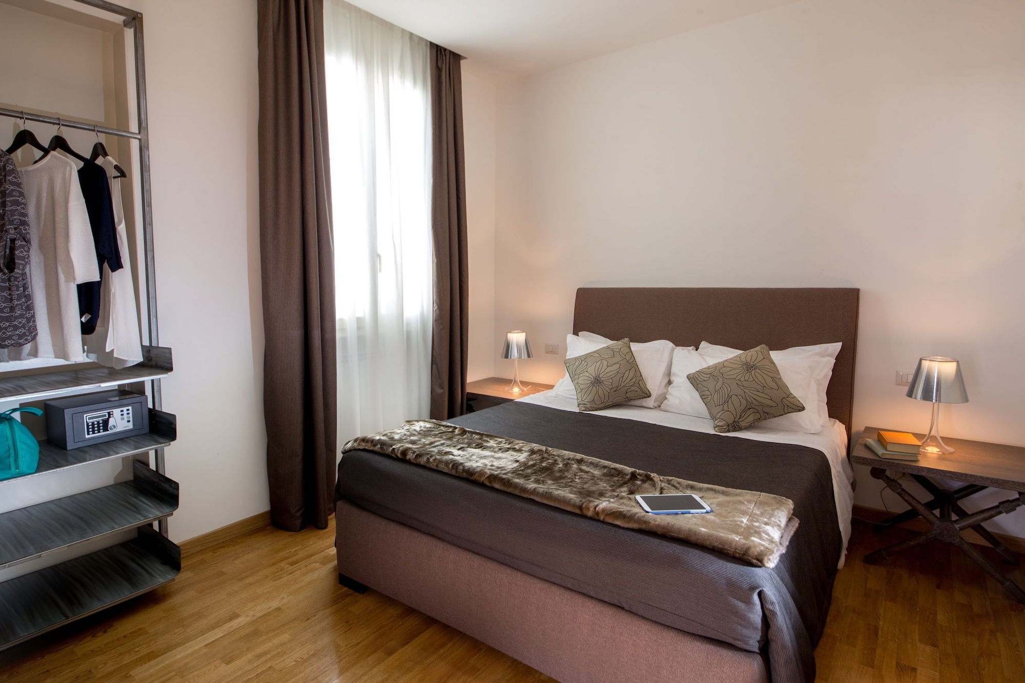 suite, balcony