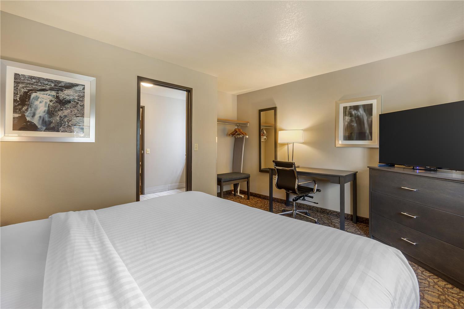 Suite, King Bed, Sofa