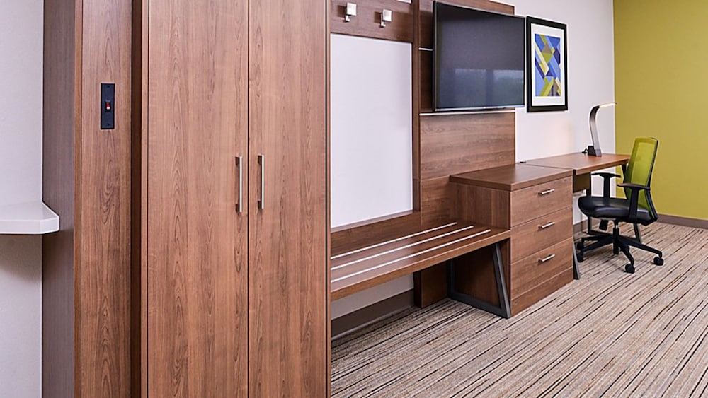Holiday Inn Express Hotel Suites Mount Pleasant 59/61