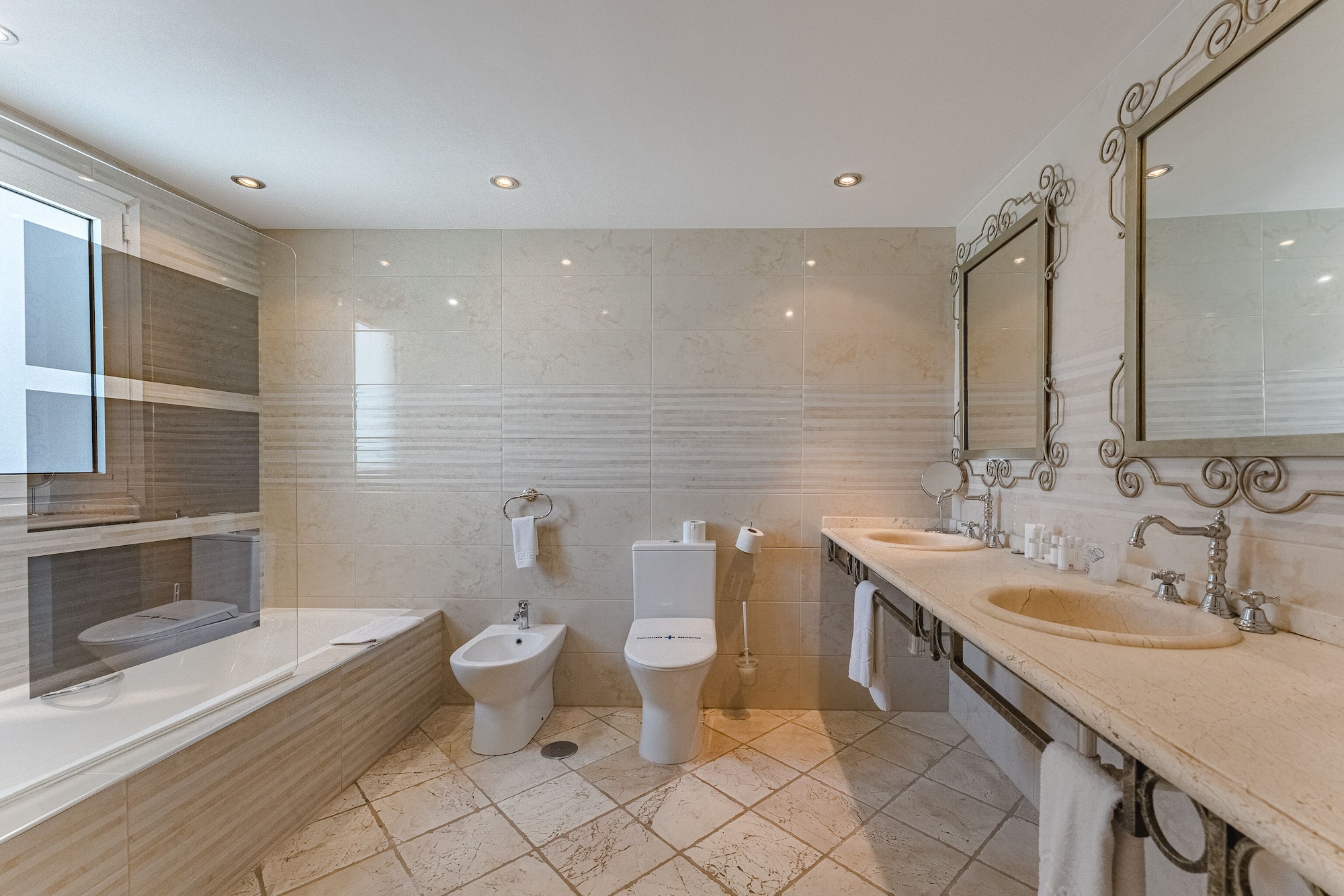 جناح ملكي بسريرين كينج بغرفتي نوم بحوض جاكوزي، Flamingo Suites 8/10