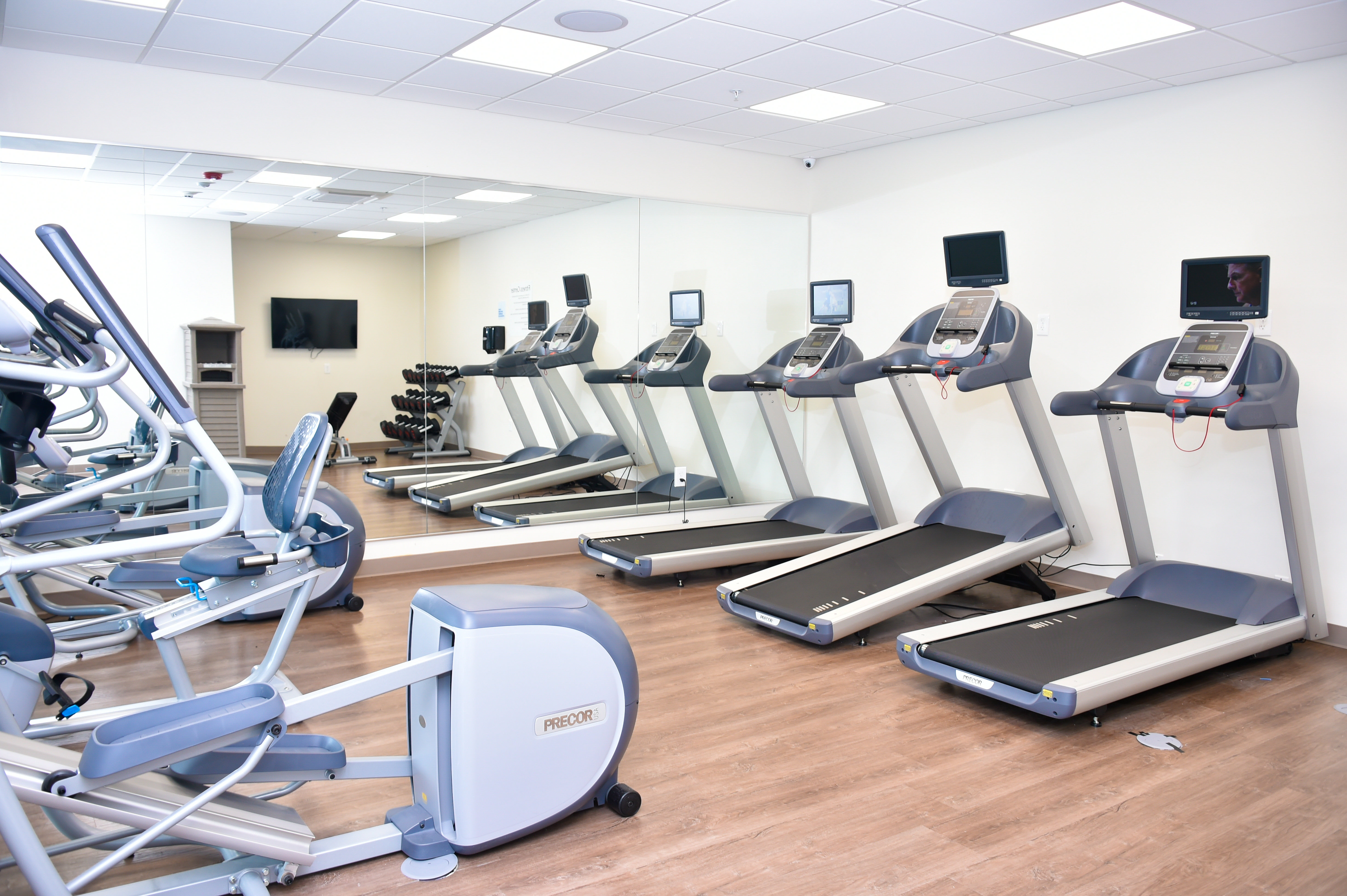 Holiday Inn Express and Suites Bensenville OHare 26/41
