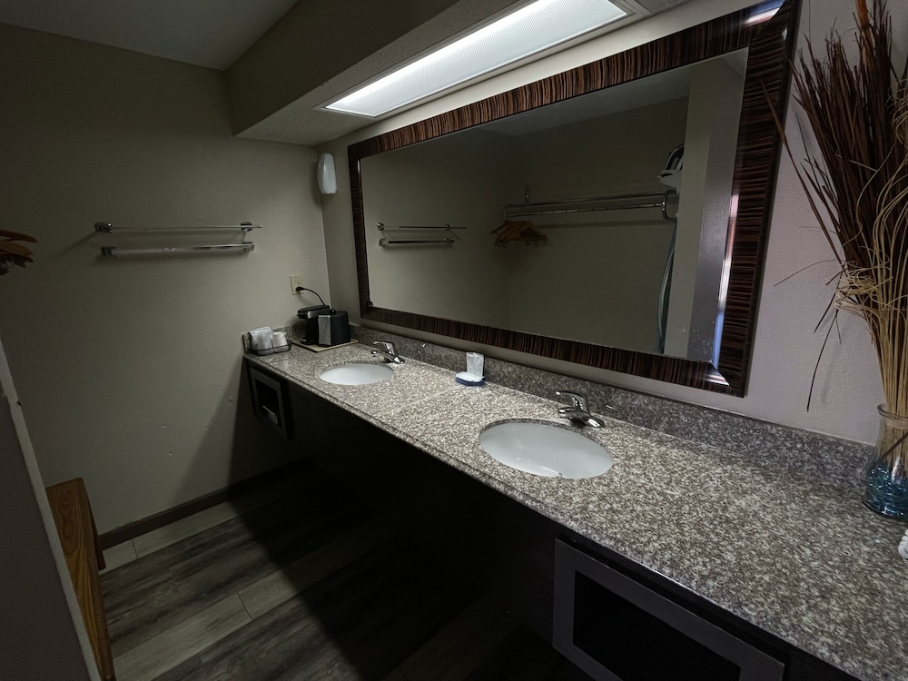 Royal Inn & Suites 20/24