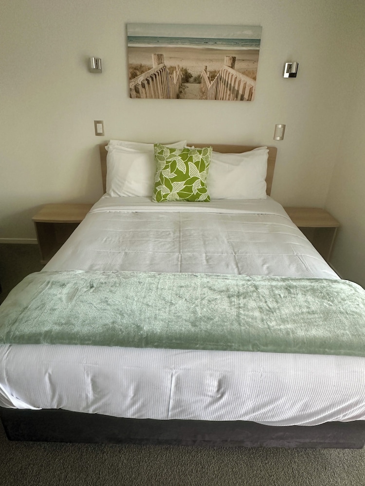 The Olive Motel 15/50