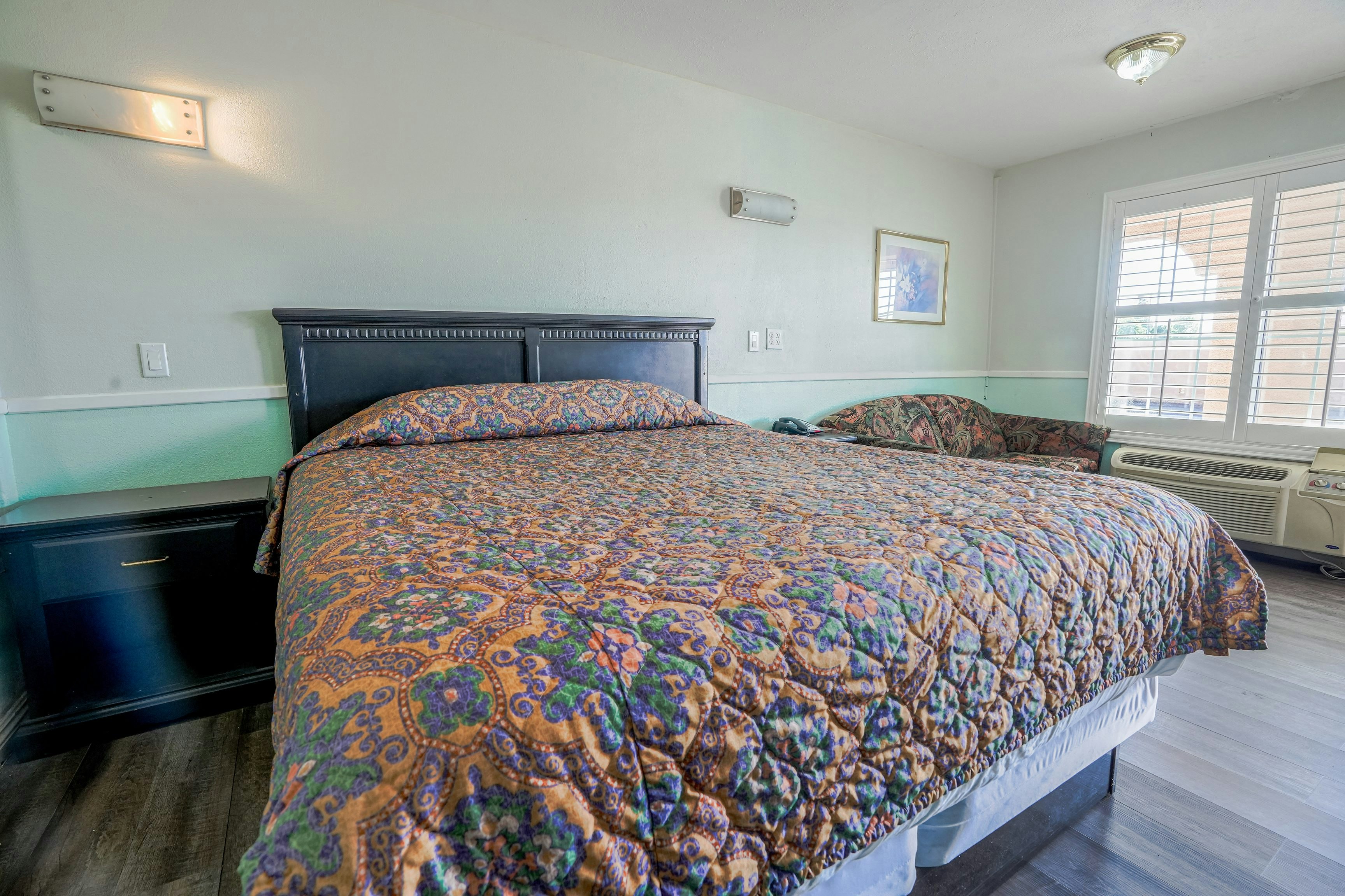 Room at OYO Day And Night Inn, HESPERIA - CA