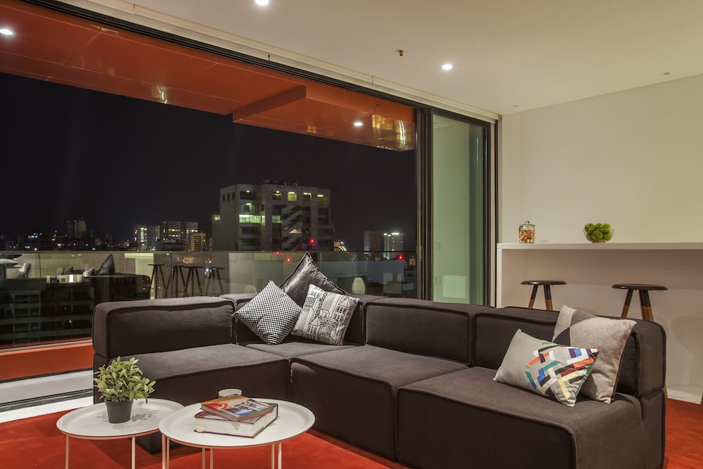 1866 Court Suites 27/50