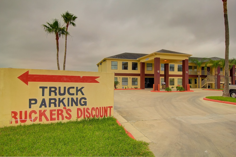 Deluxe Inn Suites 5/61