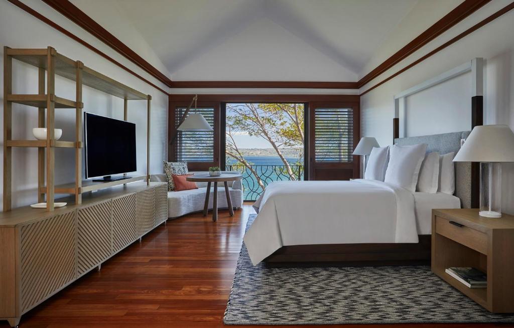 1 Bedroom, Canopy, Suite, King Bed, Bay and Forest View