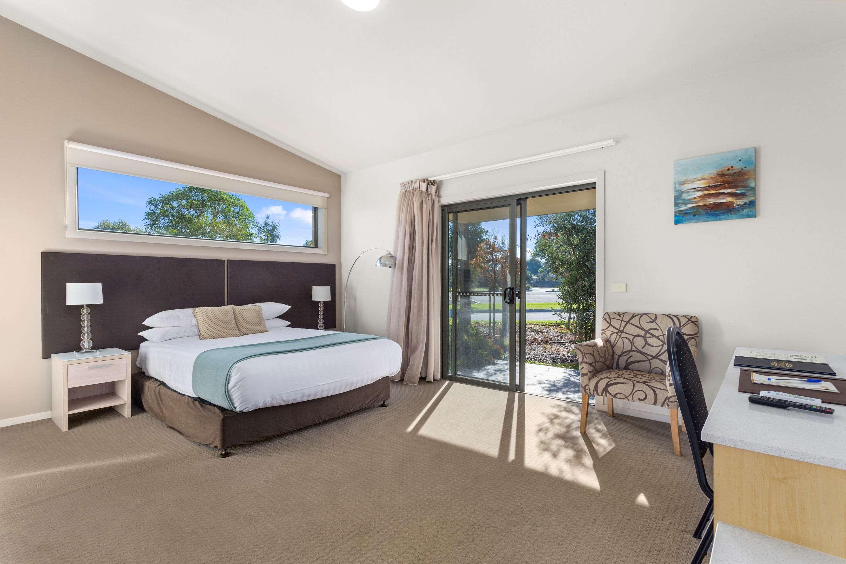 EFFICIENCY, SUITE, QUEEN BED, ACCESSIBLE