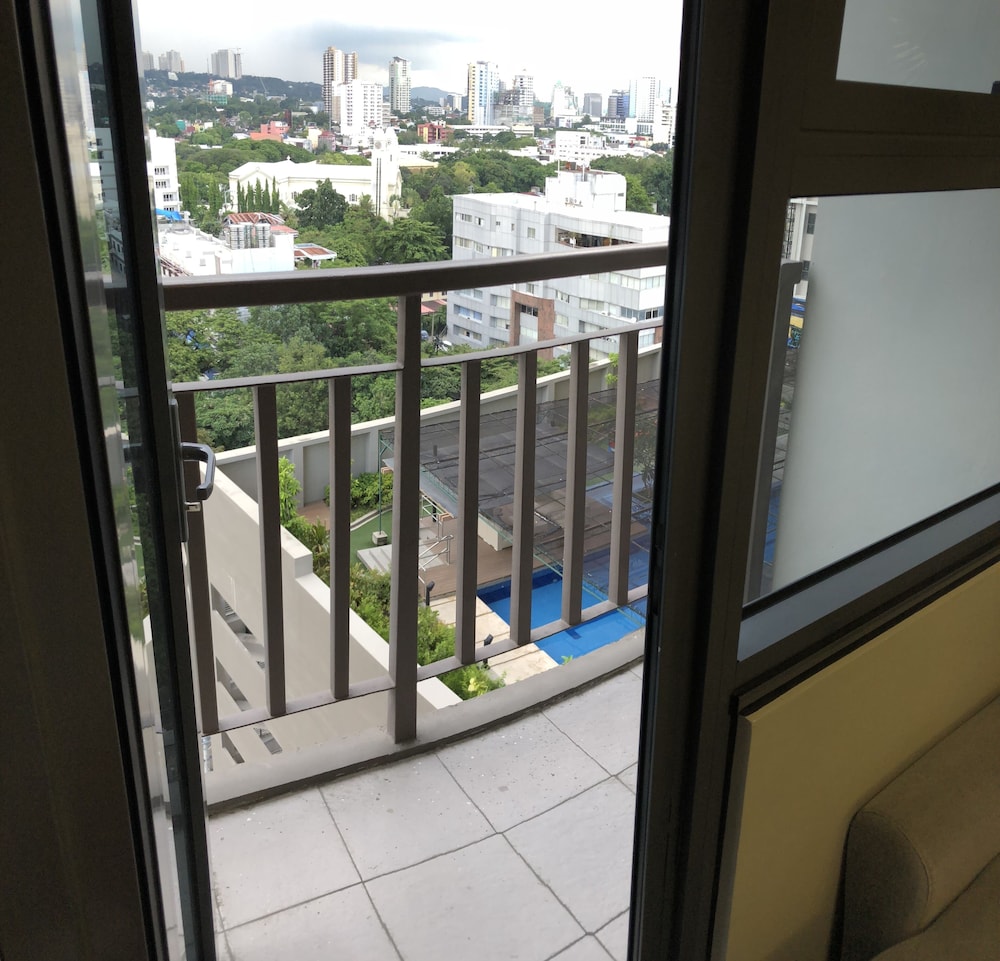 Ecj Cozy Studio Units At Horizons 101 14/50
