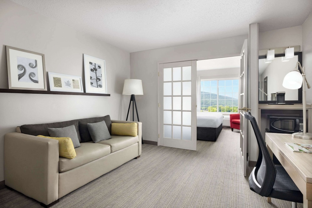 Country Inn and Suites by Radisson Big Flats (Elmira) NY 29/38