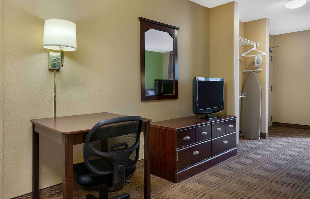 Studio 6 Suites Fresno North CA 34/56