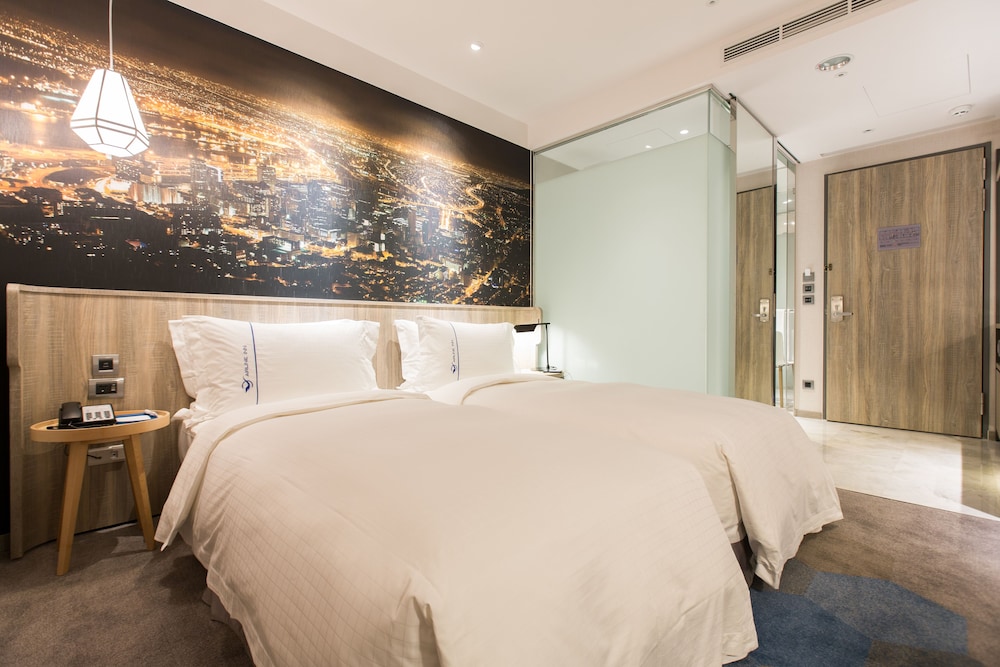 STANDARD, TWIN BEDS, NO WINDOW